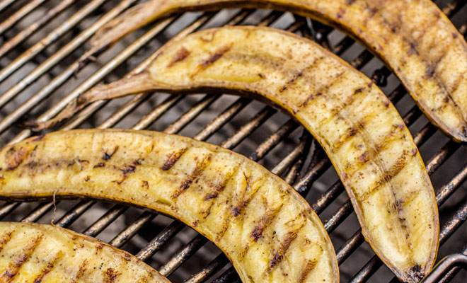 10 непривычных продуктов, которые идеально получаются на гриле: жарим бананы, огурцы и соленья