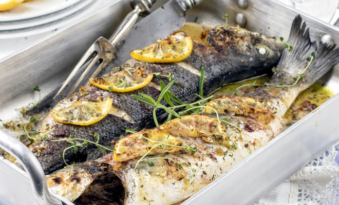 Запекаем целую рыбу: поварские добавки, подчеркивающие и улучшающие вкус