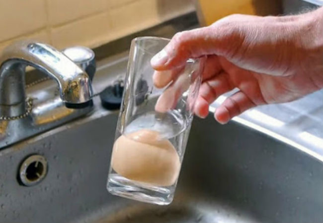 Чистим вареное яйцо стаканом: скорлупа отпадает сама