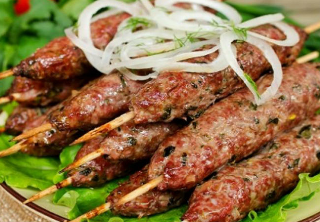 Сочный кебаб на мангале: фарш больше не падает на угли