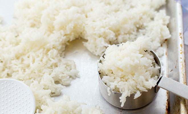 Ставим рис в морозилку на 20 минут: ускоряем подготовку для жарки