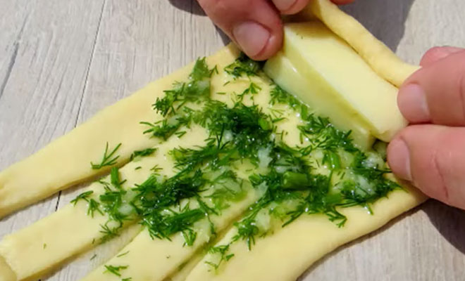 Добавляем в тесто зелень, чеснок и сыр. Быстрые плетенки на замену хлебу