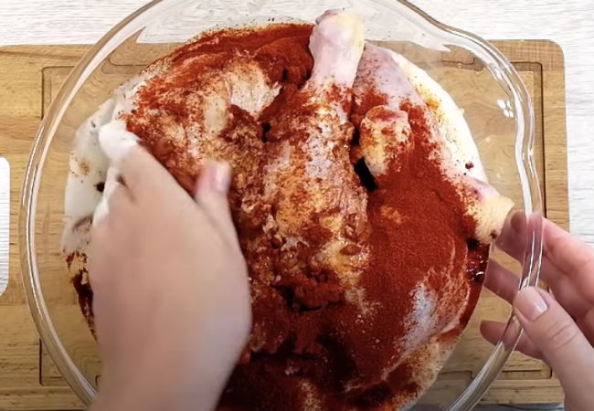 Заливаем курицу кефиром и в духовку: мясо тает во рту