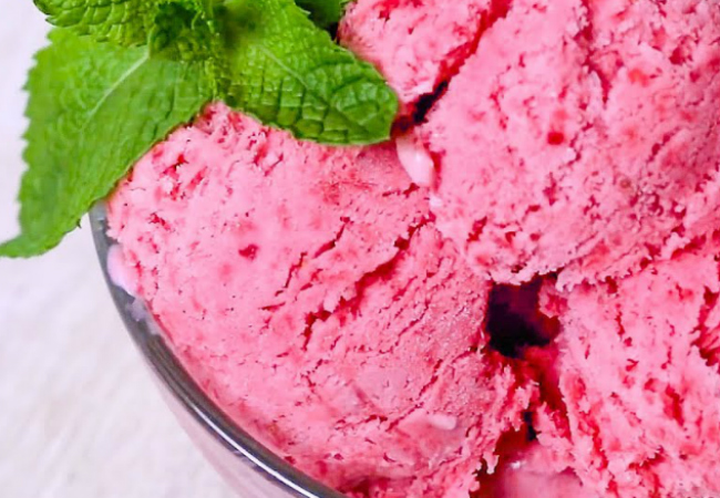 Делаем мороженое за 5 минут: для основы берем сливки и йогурт