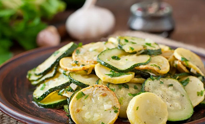 7 салатов, которые можно приготовить только летом. Молодые овощи и зелень раскрывают весь свой вкус