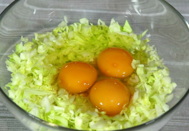 Добавляем яйца в капусту и за 3 минуты делаем пирог без замеса