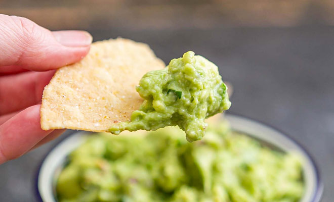 Превращаем авокадо в гаукамоле. Считается самым полезным и вкусным соусом