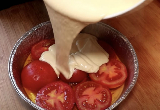 Заливаем помидоры тестом и ленивый пирог готов