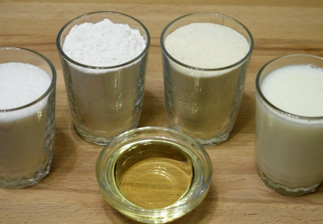 Пирог «4 стакана»: смешиваем кефир, манку, муку и сахар