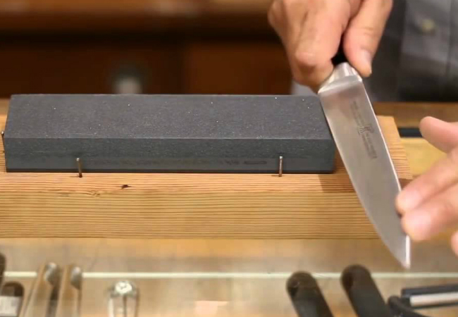 Затачиваем кухонный нож камнем, в итоге режет лучше бритвы