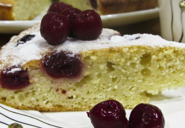 Нашли запас манки и смешиваем с кефиром: пирог дома нарасхват