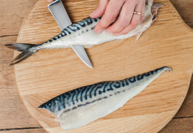 Очищаем любую рыбу от костей за несколько движений: инструкция от повара