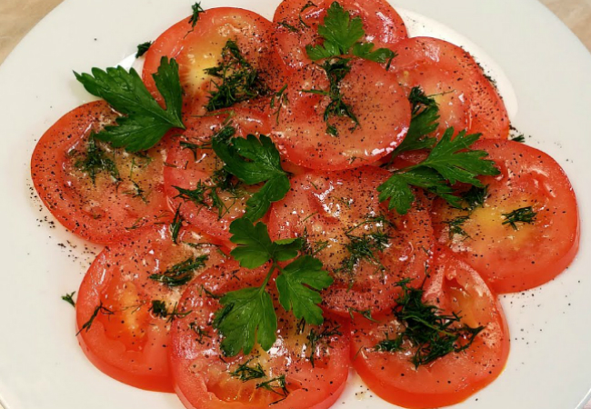 Острые помидоры вместо салата: готовим 10 минут, а съедают еще быстрее