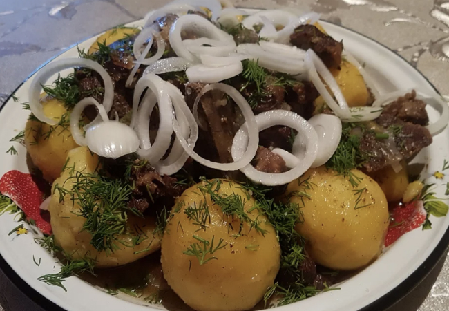 Берем на дачу не мангал, а казан: мясо с картошкой на замену шашлыка