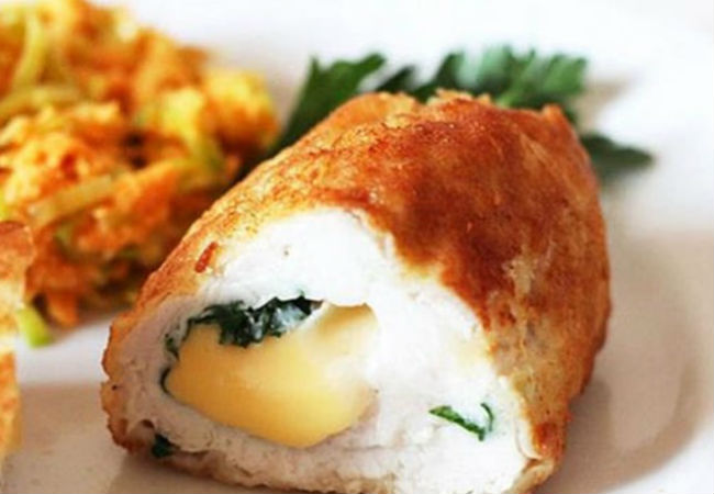 Выкладываем сырную начинку на филе и ставим в духовку. Куриные рулетики тают во рту