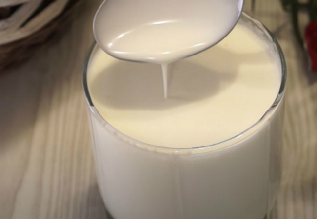 Домашние сливки жирнее магазинных: получаются за 4 часа из литра молока и масла