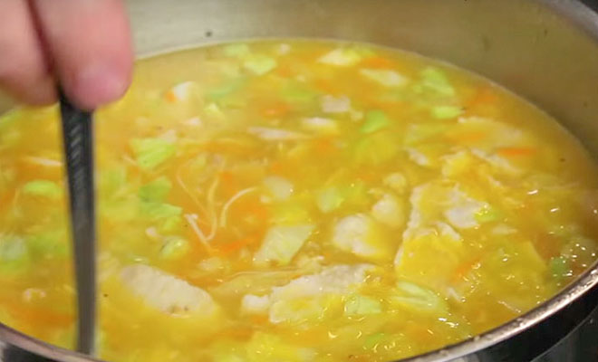 Делаем куриный суп сытнее: добавили 2 с половиной ложки манки в кастрюлю