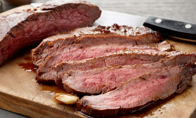 Берем жесткий кусок мяса и делаем из него таящий во рту стейк