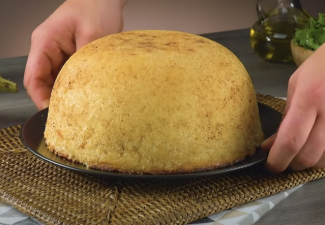 Превращаем скучный гарнир в пирог: печем рис с баклажанами