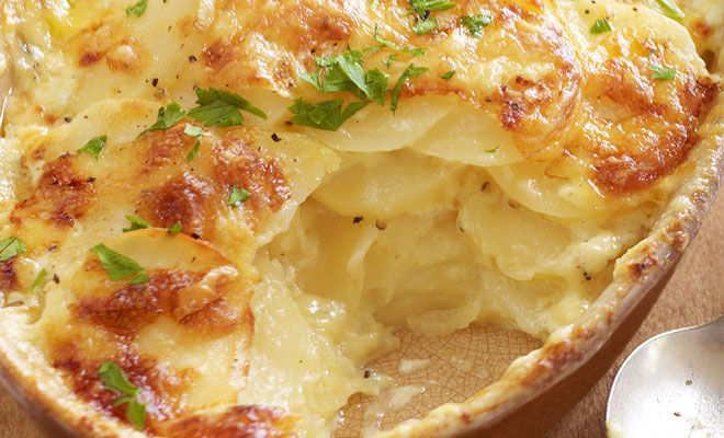 Заливаем картофель сливками и молоком: готовим по-французски