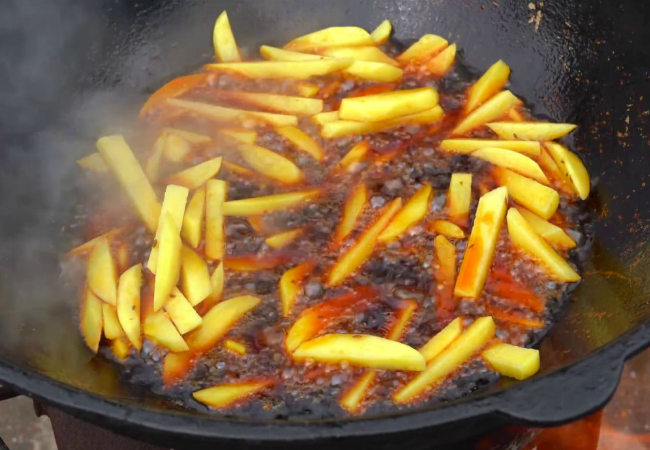 Картошку разбирают быстрее мяса: жарим в казане на огне