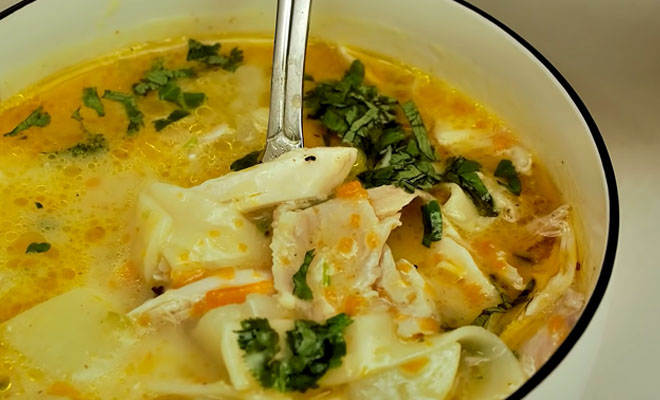 Куриный суп из Болгарии с кефирной заправкой: готовится просто, а сытный словно пельмени