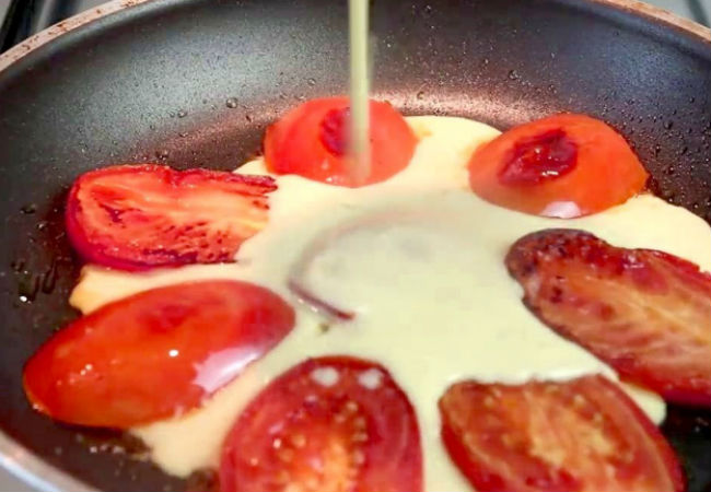 Кладем помидоры на сковородку и добавляем яичное тесто: сразу два блюда, когда не хочется готовить