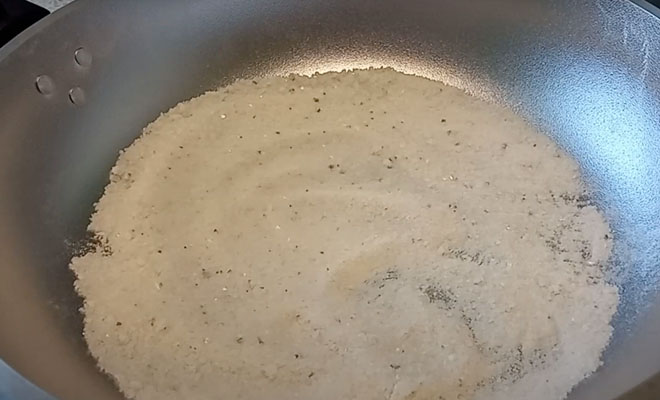 На сковороде больше ничего не пригорит: прокалили с солью