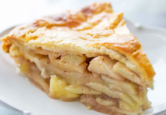Яблочный пирог тает во рту: прозрачное тесто и много сочной начинки