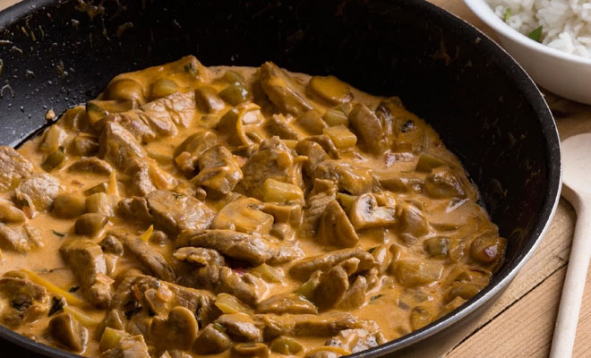 Потушили говядину в сметане и получили нежнейшее мясо. Пошаговый рецепт