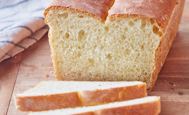 Кладем свежий хлеб в морозилку: там он может лежать месяцами и потом будет мягким