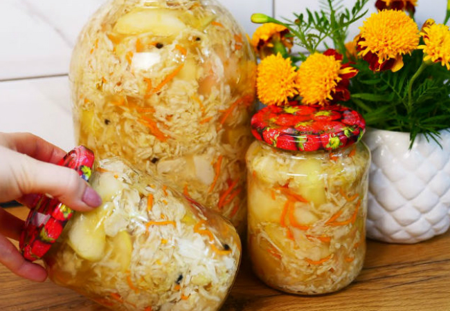 Квасим капусту вместе с яблоками: хрустит как бочковая