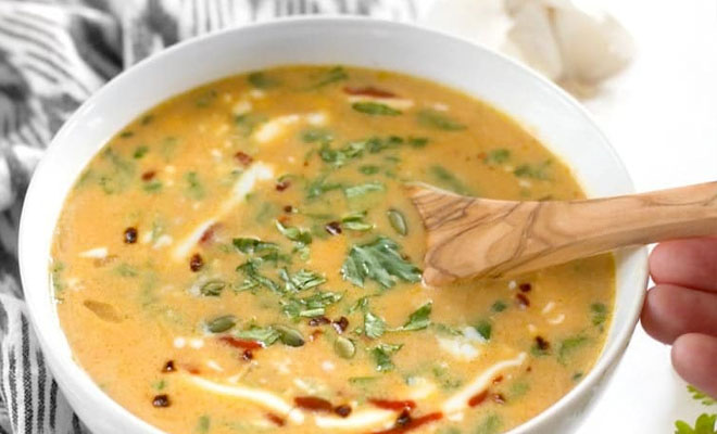 Варим супы из тыквы на замену борщу: добавляем бекон и лапшу