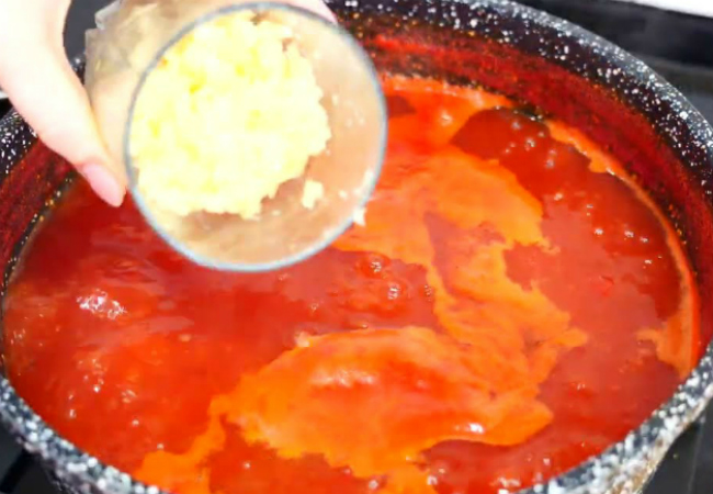 4 кило помидоров, лук и острый перец: закатываем соус на всю зиму