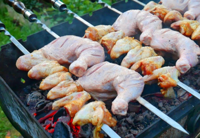 Превращаем курицу в два вида шашлыка: настаиваем в разном маринаде