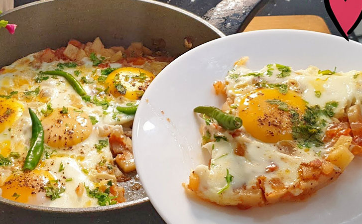 Смешиваем яйца с картошкой и томатным соусом: можно есть и на завтрак, и на ужин