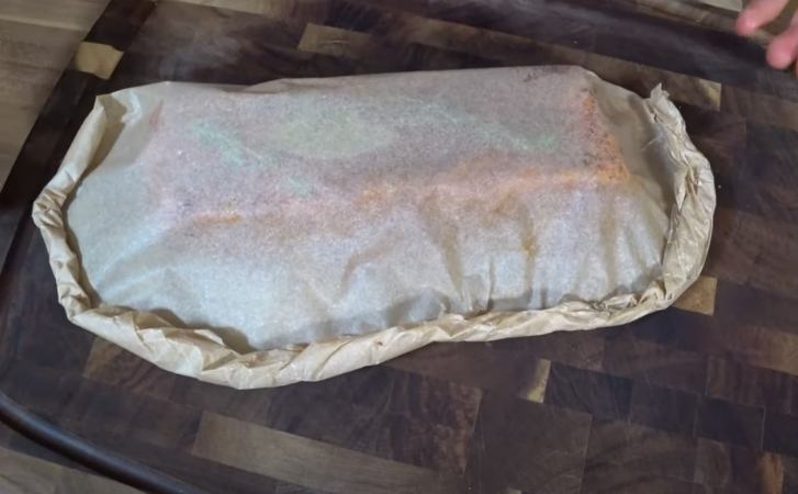 Простой способ больше не покупать колбасу: запекаем в пергаменте грудинку