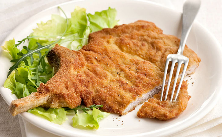 Панируем мясо в сухарях и жарим вместо котлет: 5 рецептов для всех видов мяса