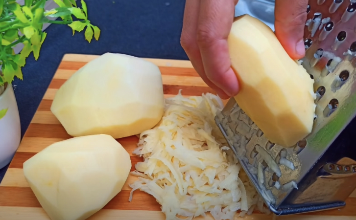 Трем картошку на терке и накрываем сыром: сытный завтрак вместо яичницы