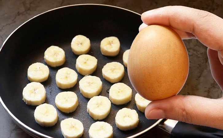 Пирог «Одно яйцо»: заливаем жидким тестом банан и подаем через 15 минут