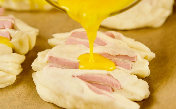 Закуска вместо бутербродов: соединяем вареную колбасу, тесто и желток