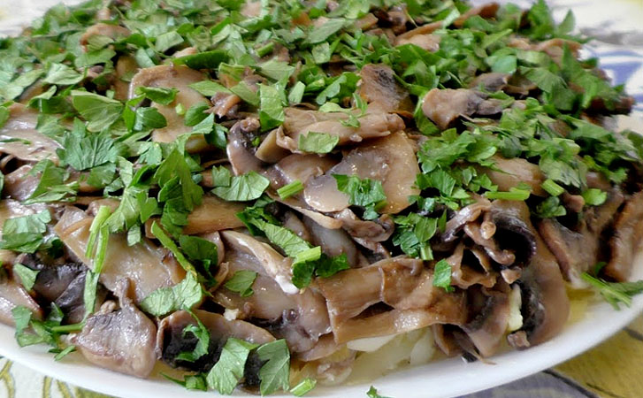 Делаем карпатский салат с грибами и мясом словно Шубу: кладем с картошкой слоями