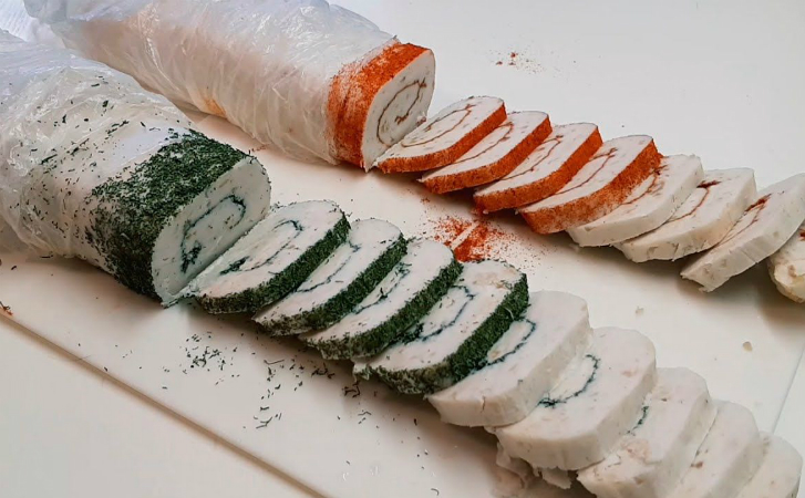 Добавляем салу вкуса и сворачиваем в рулеты с начинками