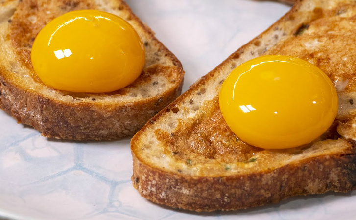 Яичница и хлеб в одной тарелке: разбиваем желток на мякиш и готовим вместе