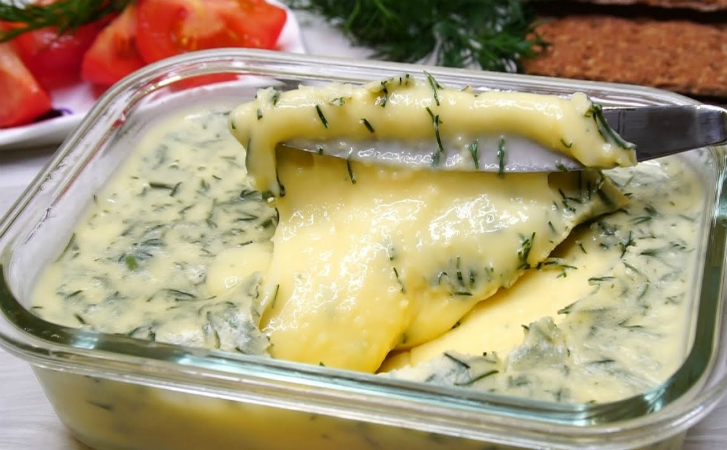 Нагретый творог превратился в сыр: 15 минут и намазка с зеленью готова