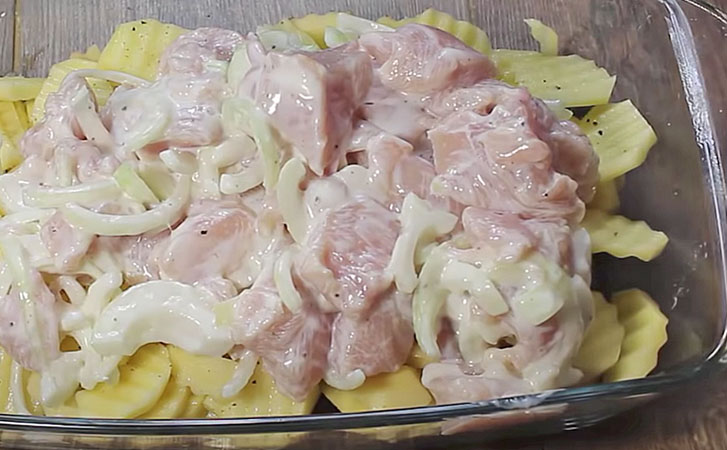 Маринуем курицу в кефире и кладем на картофель: ужин слоями на несколько дней