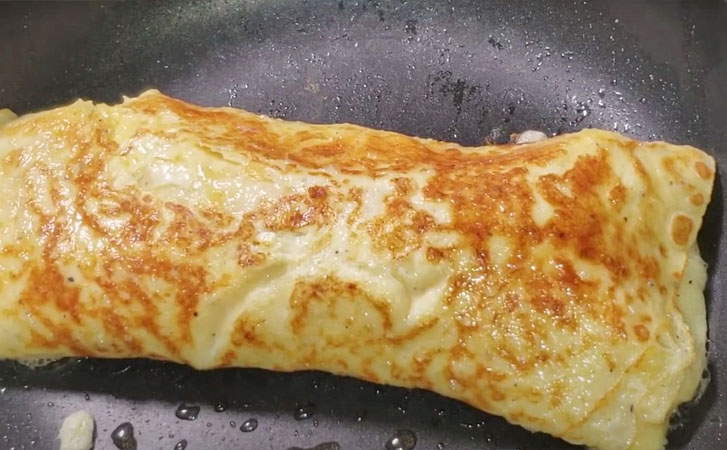 Заворачиваем сосиску внутрь омлета. Получилось вкуснее и сочнее, чем сосиска в тесте