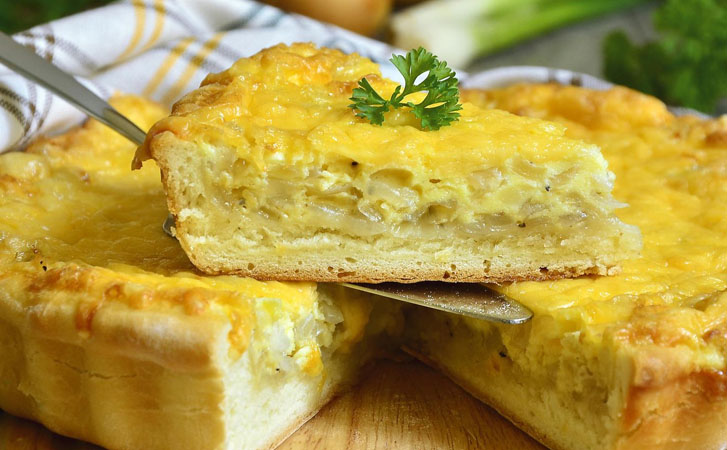 Смешиваем 4 луковицы с плавленным сыром. Сочный французский пирог разбирают быстрее мясного