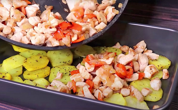 Кладем ингредиенты поверх картошки и ставим в духовку, а пока готовится, можно заниматься другими делами