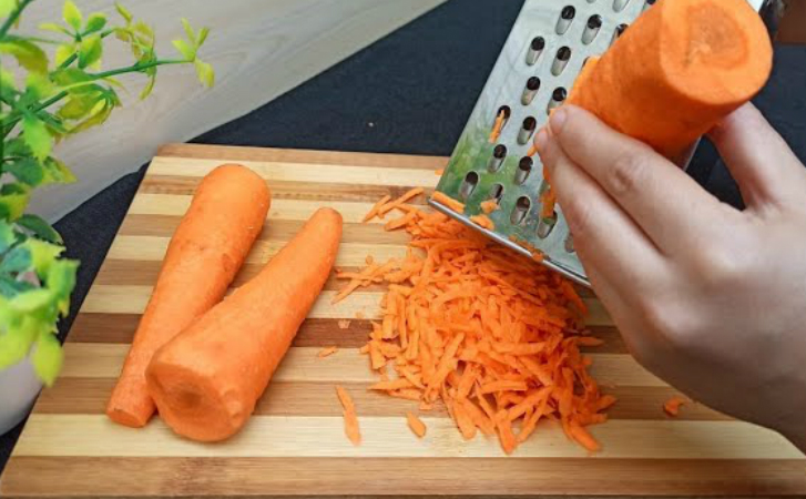 Морковник получился сочнее тортов. Натираем 3 моркови, а муку заменяем манкой